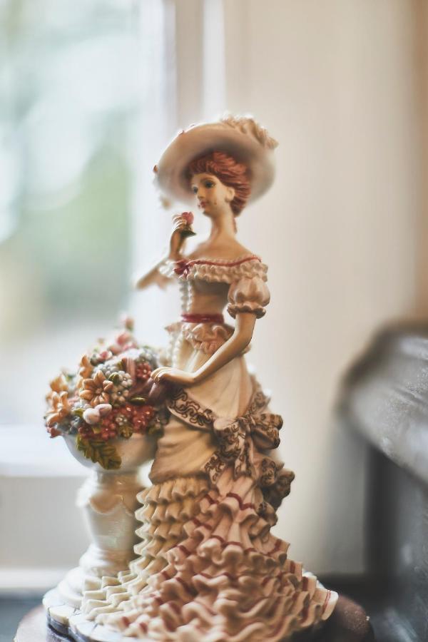 メイデンヘッド The Lord Grenfell Bed & Breakfast エクステリア 写真 A typical Dresden figure