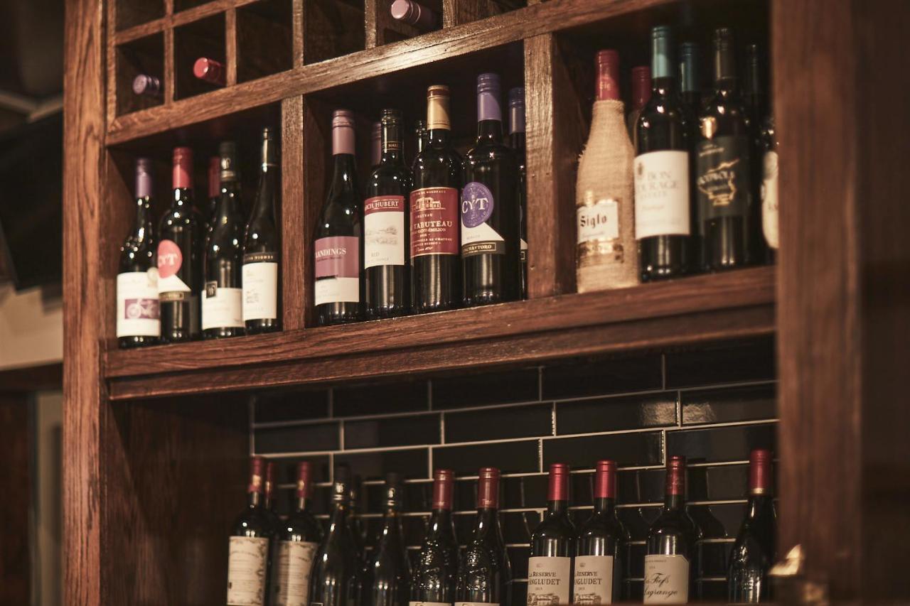 メイデンヘッド The Lord Grenfell Bed & Breakfast エクステリア 写真 Wine bottles in a wine rack