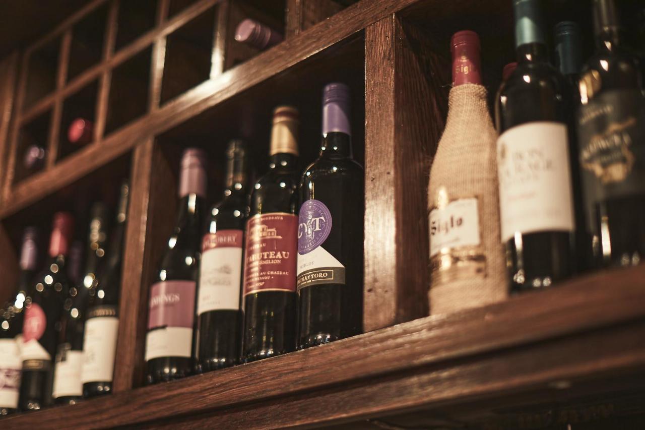 メイデンヘッド The Lord Grenfell Bed & Breakfast エクステリア 写真 Wine bottles in a wine rack