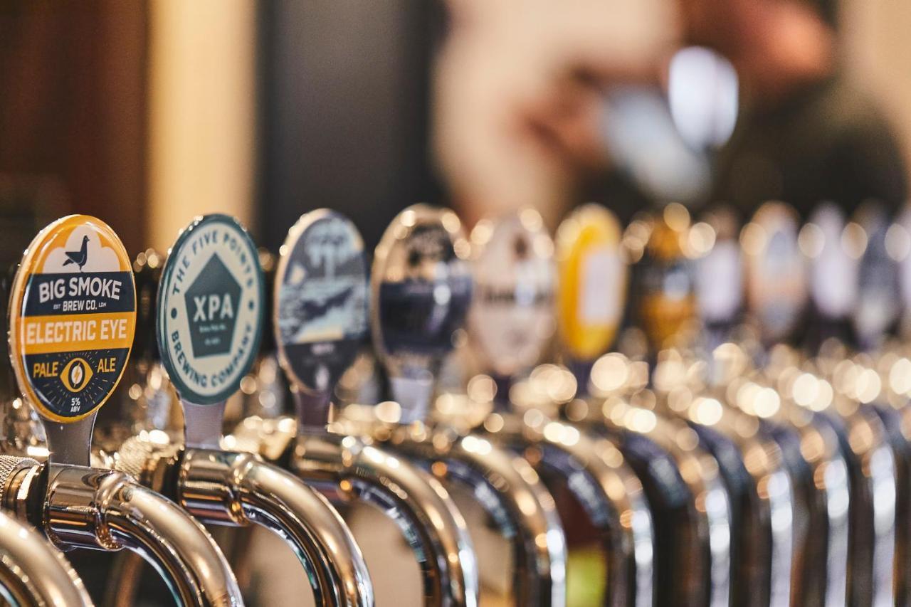 メイデンヘッド The Lord Grenfell Bed & Breakfast エクステリア 写真 Beer taps at the brewery