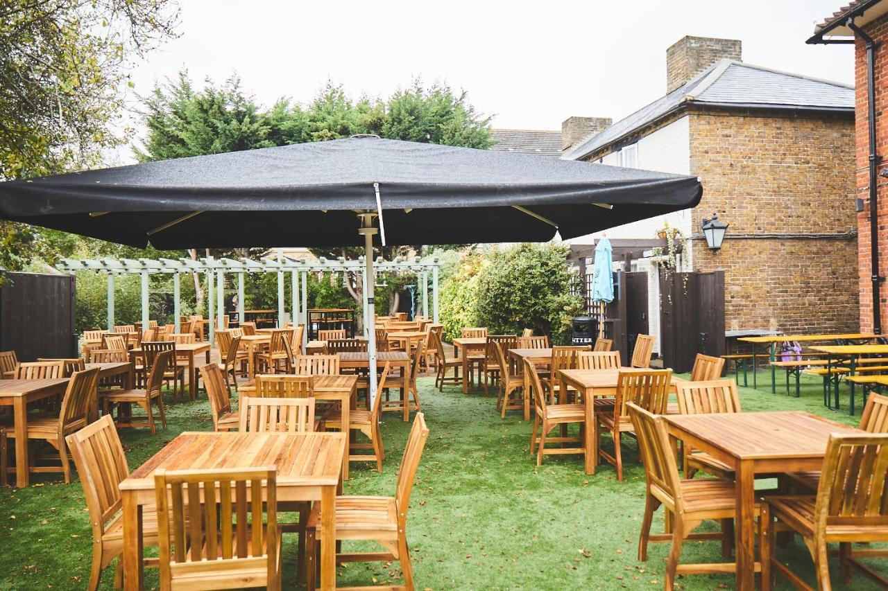 メイデンヘッド The Lord Grenfell Bed & Breakfast エクステリア 写真 The garden at The Crown