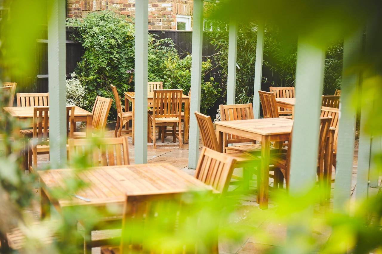 メイデンヘッド The Lord Grenfell Bed & Breakfast エクステリア 写真 The garden at The Crown